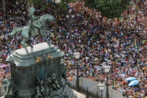 O bloco Toca Rauuul recebe milhares de foliões na Praça Tiradentes, no Centro do Rio - Reprodução/Facebook - Reprodução/Facebook