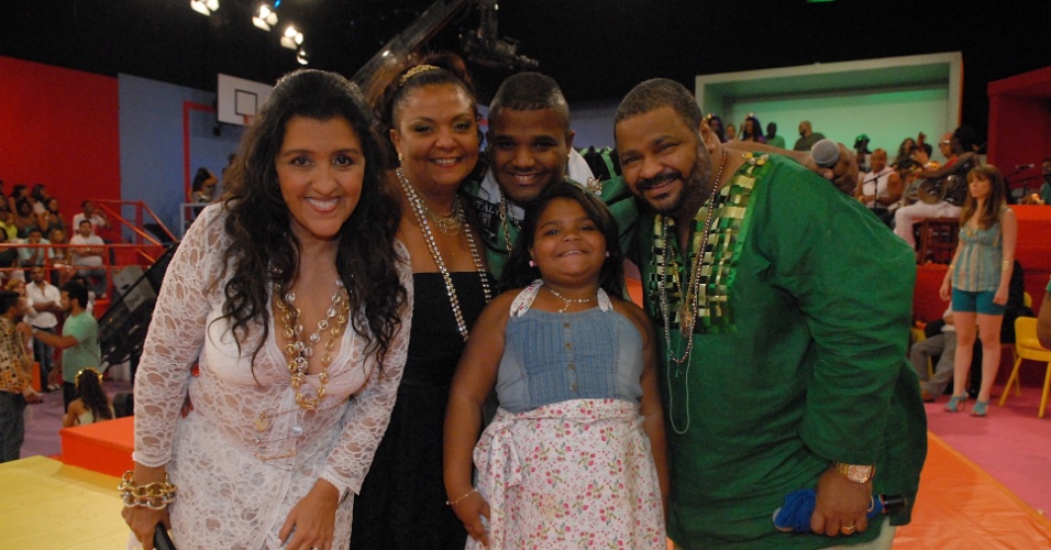 Regina Casé posa com Arlindo Cruz e a família do cantor e compositor nos bastidores do "Esquenta"