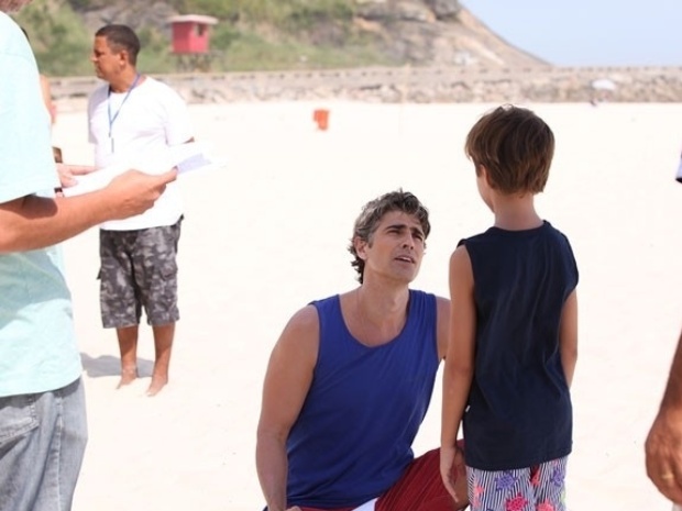 Reynaldo Gianecchini, que interpreta o Cadu na novela "Em Família", joga futebol com o ator Vitor Figueiredo, que vive o filho dele na novela. A gravação aconteceu, na Barra da Tijuca, zona oeste do Rio