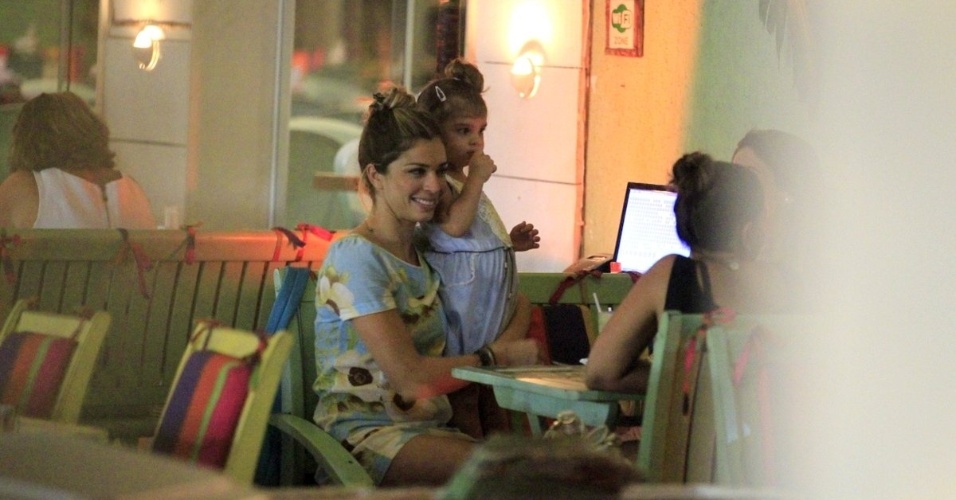 24.fev.2014 - Grazi Massafera é clicada com a filha Sofia em um restaurante da Barra da Tijuca, no Rio