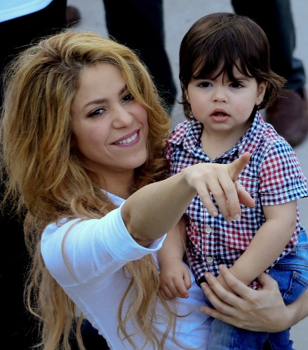 24.fev.2014 - Shakira levou o filho, Milan, em uma inauguração de escola em Cartagena, na Colômbia. Fofo, o menino roubou a cena e interagiu com os outros presentes. O menino, de um ano, é filho da cantora e do jogador espanhol Gerard Piqué