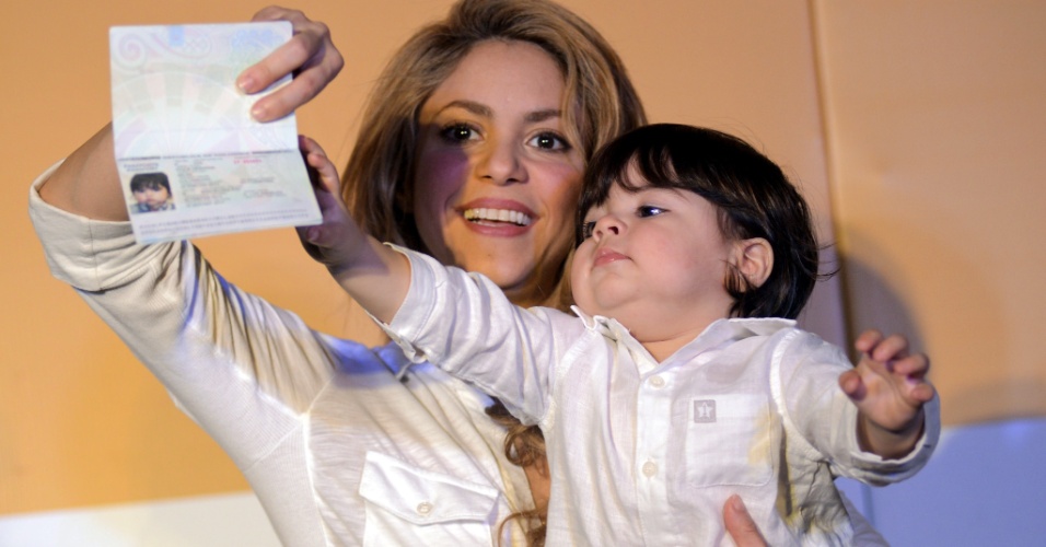 24.fev.2014 - Shakira levou o filho, Milan, em uma inauguração de uma escola em Cartagena, na Colômbia