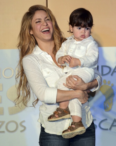 24.fev.2014 - Shakira levou o filho, Milan, em uma inauguração de uma escola em Cartagena, na Colômbia