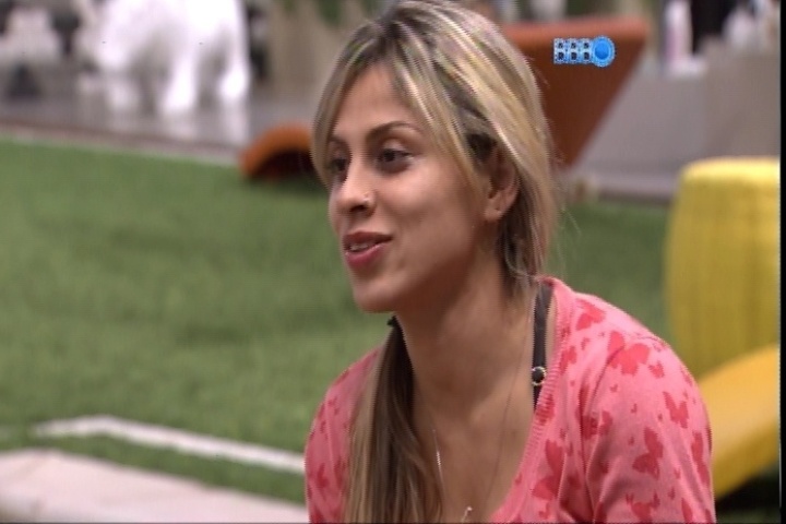 25.fev.2014 - Vanessa recomenda que Marcelo faça uma promessa de lavar roupa de biquíni, caso Roni não saia no paredão