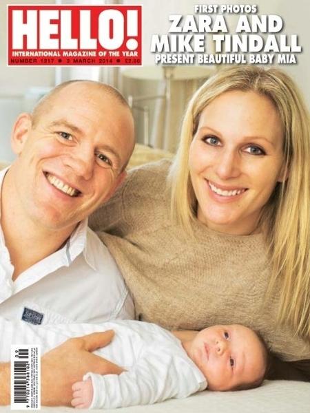 Zara e Mike Tindall posam com a filha Mia na capa da revista "Hello!", em 2014 - Reprodução/Hello!