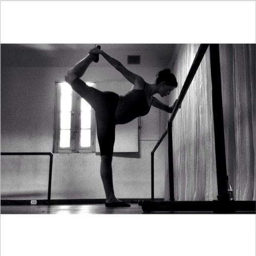 25.fev.2014 - Grávida, atriz Alinne Moraes posa fazendo aula de balé