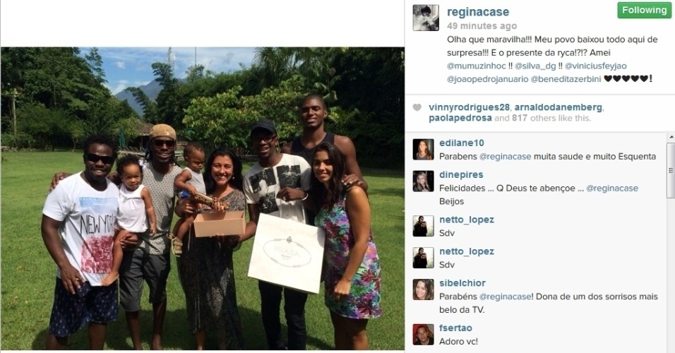 25.fev.2014 - No Instagram, Regina mostrou uma foto em que aparece com o filho Roque, o ator Douglas Silva e outros amigos. A apresentadora contou que foi surpreendida pelos amigos, que a visitaram no dia de seu aniversário