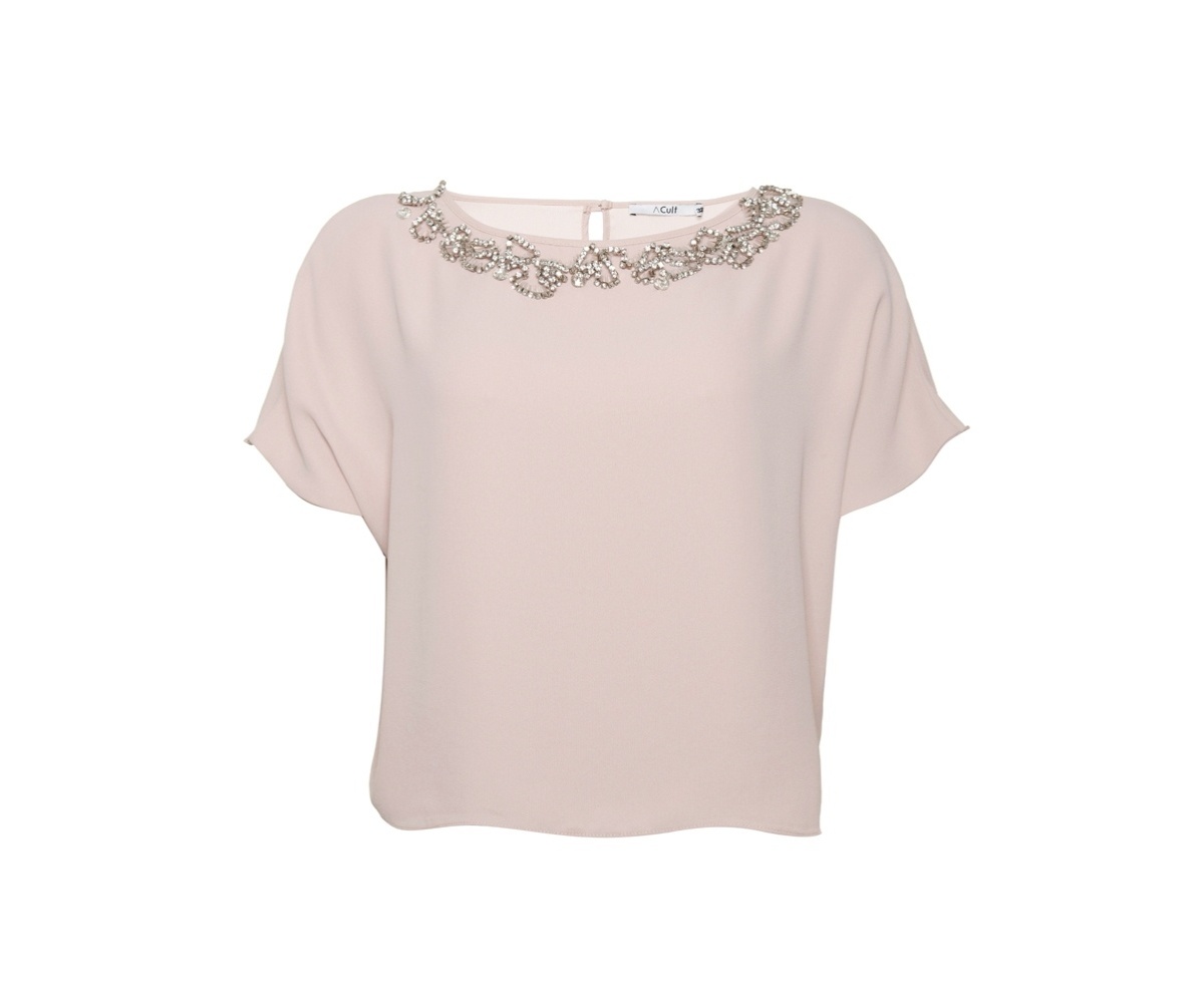 Blusa com bordado de strass na gola; R$ 543,90, da Alphorria Cult (www.alphorria.com.br) | Preço pesquisado em fevereiro de 2014 e sujeito a alterações. - Divulgação