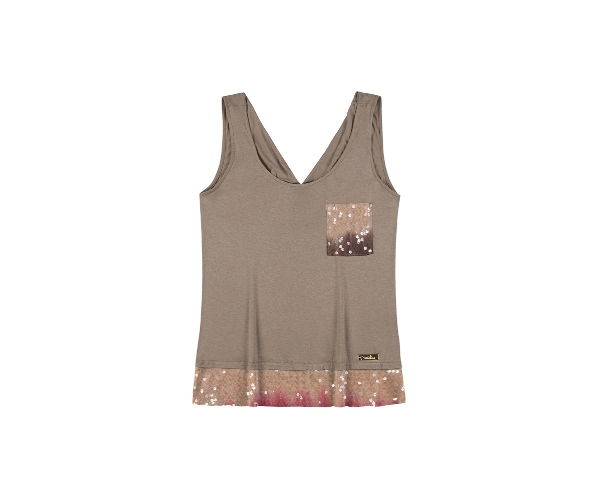 Regata com aplicação de paetês na barra e no bolso; R$ 57,42, da Marialícia (www.marialicia.com) | Preço pesquisado em fevereiro de 2014 e sujeito a alterações. - Divulgação