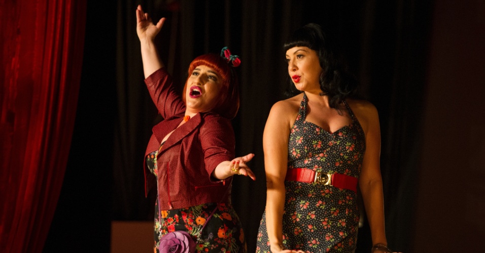 23.10.2013 - Serena (Simone Gutierrez) e Matilde (Fabiula Nascimento) cantam no cabaré de "Joia Rara"