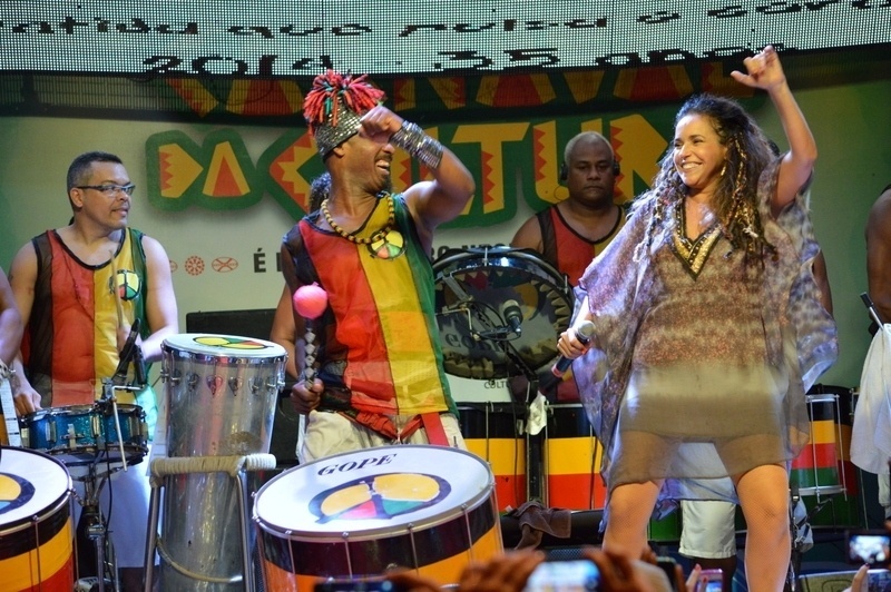 25.fev.2014 - Levi Lima e Daniela Mercury fecham o último ensaio do Olodum em Salvador