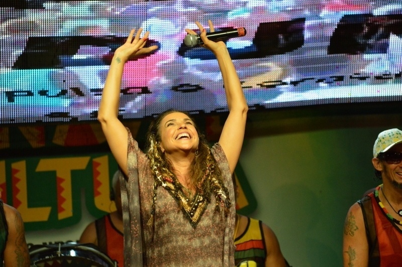 25.fev.2014 - Levi Lima e Daniela Mercury fecham o último ensaio do Olodum em Salvador