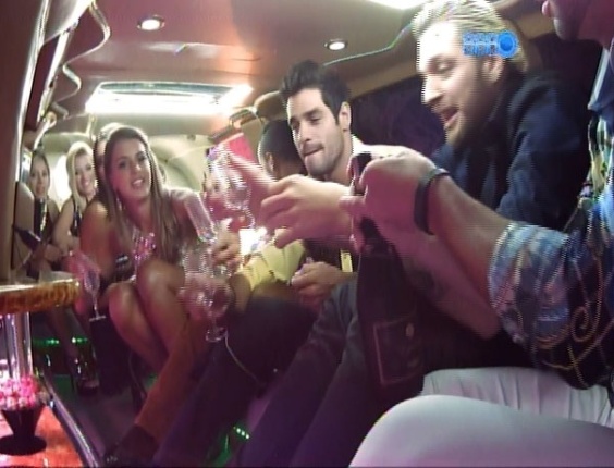 26.fev.2014 - Ao som de música eletrônica, brothers participam da Festa Vegas; os "BBBs" entram na limousine e festejam com champanhe e muita animação