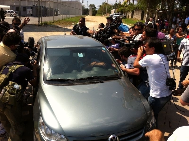 26.fev.2014 - Jornalistas cercam o carro de Vinícius Romão na saída do ator da Casa de Detenção Patrícia Acioli, em São Gonçalo, região metropolitana do Rio