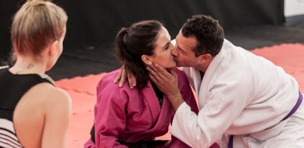 26.fev.2014 - Malvino Salvador beija a namorada, Kyra Gracie, em gravação do "Estrelas"