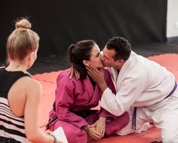 26.fev.2014 - Malvino Salvador beija a namorada, Kyra Gracie, em gravação do "Estrelas"