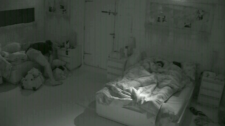 26.fev.2014 - Mesmo com promessa, Franciele e Diego dormem juntos no quarto Sibéria e trocam carícias