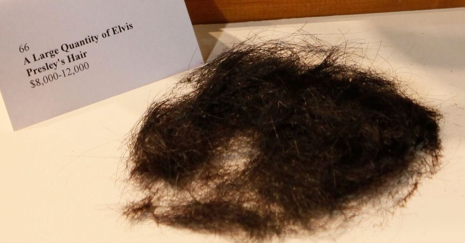 26.fev.2014 - Pedaços do cabelo castanho escuro do Rei Elvis Presley foram vendidos em um leilão em 2009 - Reprodução