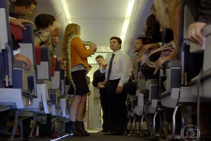 26.fev.2014 - Shirley volta para Goiânia com sua cobra de estimação e provoca pânico no voo