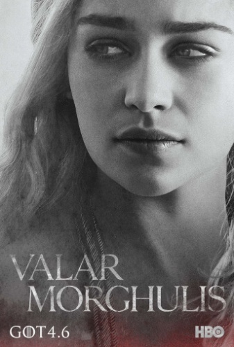 Emilia Clarke como Daenerys Targaryen no poster da quarta temporada da série "Game of Thrones" com o slogan Valar Morghulis, que significa - "Todos os homens deve morrer"