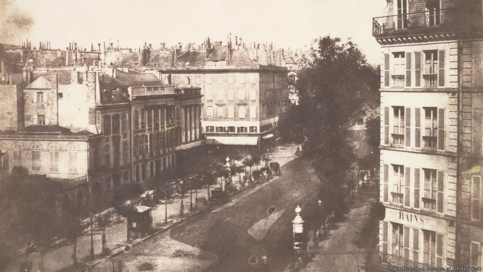 A foto faz parte da instalação "Paris as Muse: Photography, 1840s-1930s" ("Paris como Musa: Fotografia, 1840-1930"), que reúne 40 fotografias da coleção do museu para celebrar os primeiros cem anos de fotografia em Paris. A instalação está em cartaz no Metropolitan Museun of Art, em Nova York - The Metropolitan Museum of Art, New York