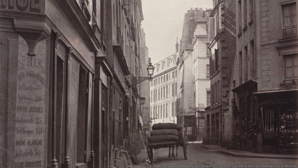 Foto que faz parte da exposição "Charles Marville: Fotógrafo de Paris". Marville foi contratado como fotógrafo oficial para registrar a reforma radical pela qual a cidade passou no século XIX - The Metropolitan Museum of Art, New York