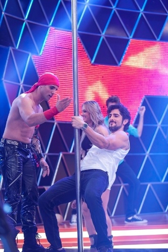 2014 - Marcos Mion faz pole dance ao som de "The Rhythm of The Night", de Corona no programa "Legendários"