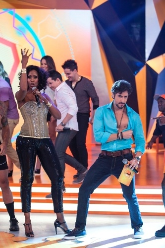 2014 - Marcos Mion faz pole dance ao som de "The Rhythm of The Night", de Corona no programa "Legendários"