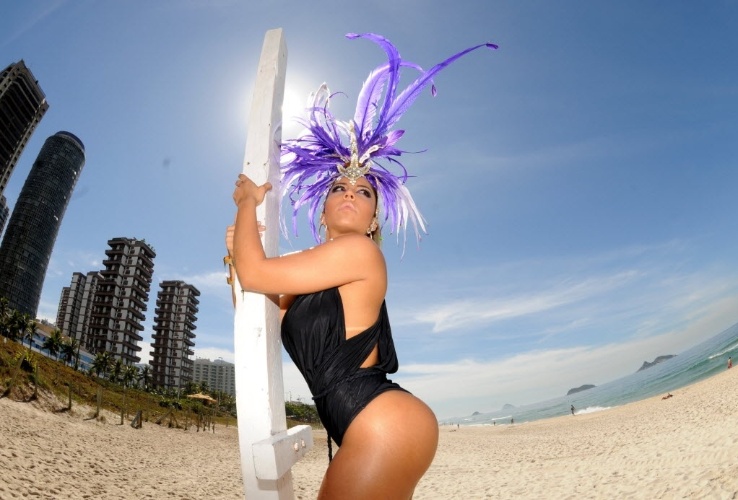 Mulher Melão Faz Ensaio De Carnaval Em Praia Do Rio
