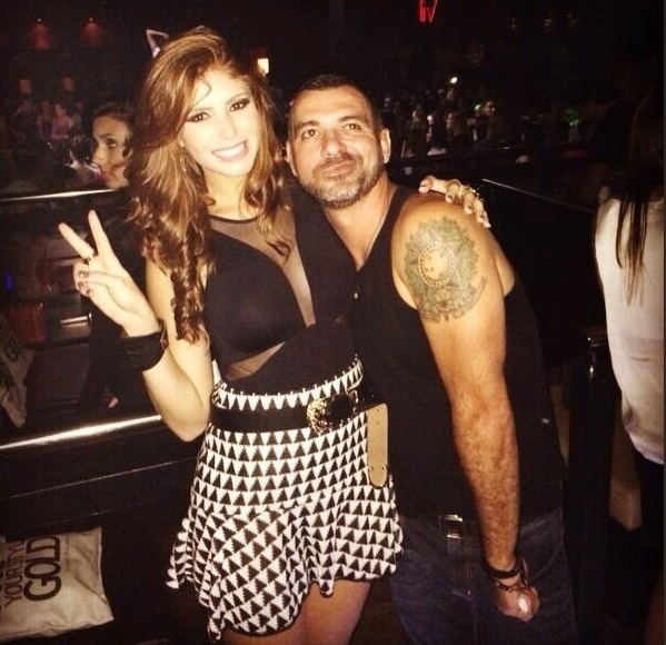 26.fev.2014 - Amanda posta foto no Twitter com Vagner, no show da cantora Anitta, em São Paulo