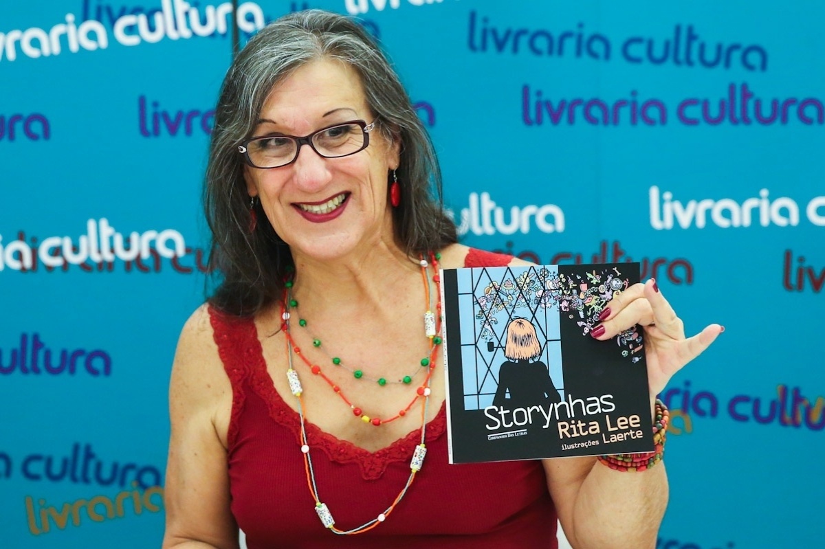 26.fev.2014 - Laerte no lançamento do livro "Storynhas" (Companhia das Letras), de Laerte e Rita Lee, em livraria de São Paulo. A obra traz histórias que a cantora conta em sua página do Twitter com ilustrações de Laerte - Manuela Scarpa/Photo Rio News