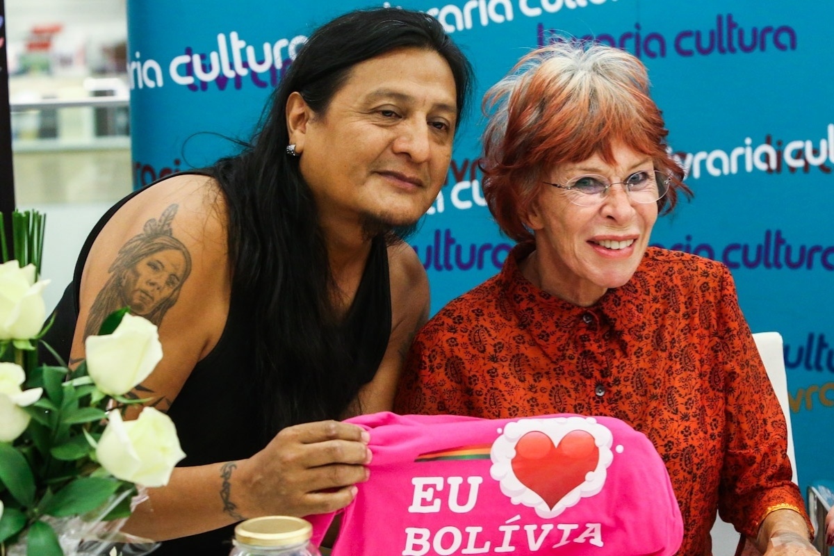 26.fev.2014 - Rita Lee com fã no lançamento do livro "Storynhas" (Companhia das Letras), de Laerte e Rita Lee, em livraria de São Paulo. A obra traz histórias que a cantora conta em sua página do Twitter com ilustrações de Laerte - Manuela Scarpa/Photo Rio News