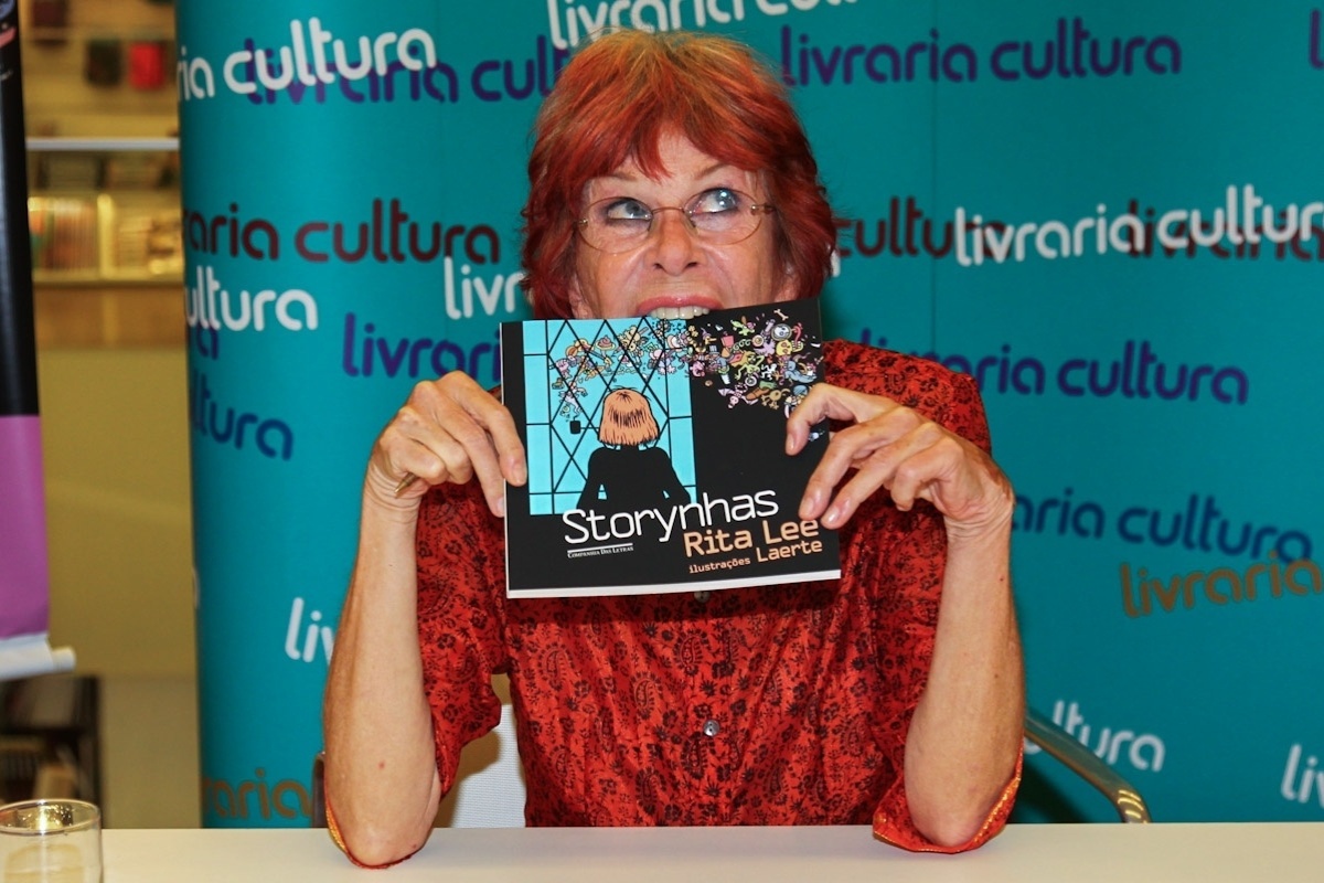 26.fev.2014 - Rita Lee no lançamento do livro "Storynhas" (Companhia das Letras), de Laerte e Rita Lee, em livraria de São Paulo. A obra traz histórias que a cantora conta em sua página do Twitter com ilustrações de Laerte - Manuela Scarpa/Photo Rio News