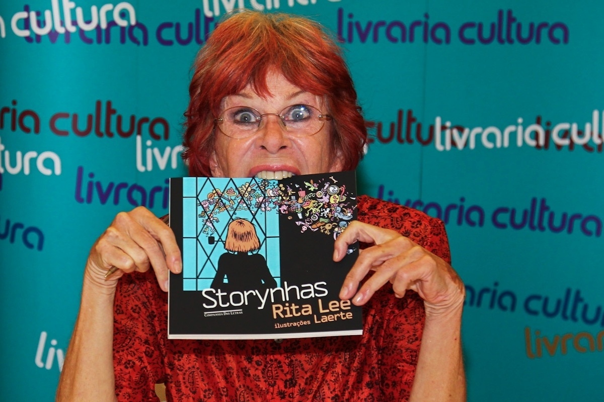 26.fev.2014 - Rita Lee no lançamento do livro "Storynhas" (Companhia das Letras), de Laerte e Rita Lee, em livraria de São Paulo. A obra traz histórias que a cantora conta em sua página do Twitter com ilustrações de Laerte - Manuela Scarpa/Photo Rio News