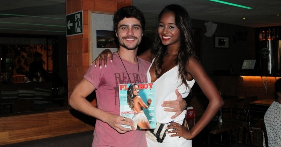 27.fev.2014 - A Ex-Globeleza Aline Prado posa ao lado de Guilherme Leicam na festa de lançamento de sua revista "Playboy", no Barzin, em Ipanema, no Rio