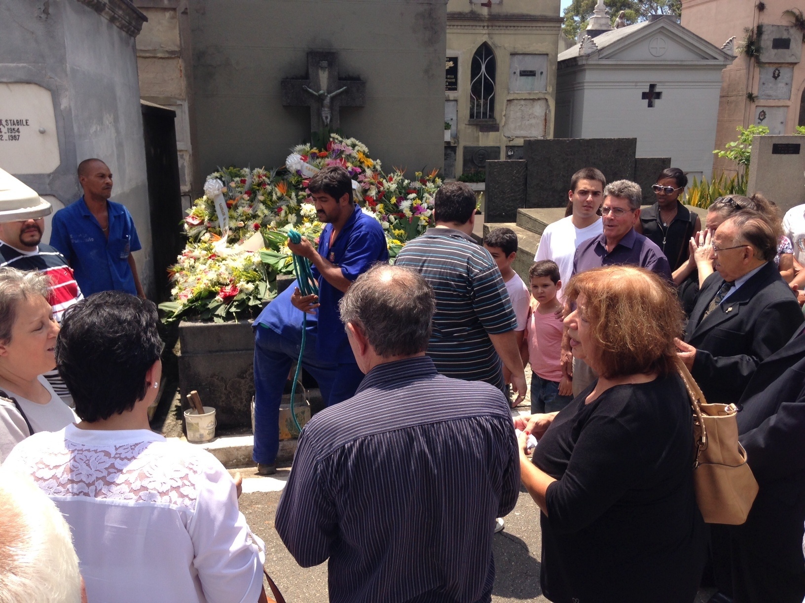 27.fev.2014 - Amigos e familiares de Ernesto Paulelli prestam as últimas homenagens no enterro do violonista em São Paulo - Jussara Soares/UOL