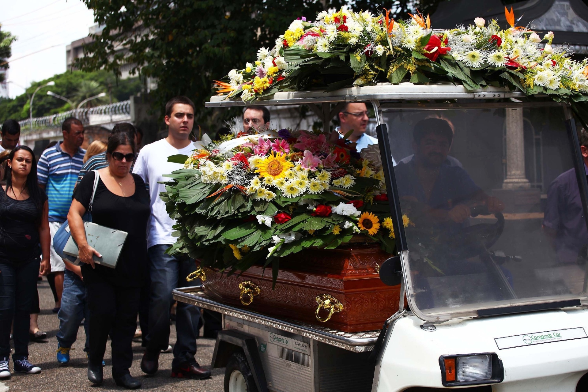 27.fev.2014 - Amigos e familiares de Ernesto Paulelli prestam as últimas homenagens no enterro do violonista em São Paulo - ADRIANO LIMA/AGÊNCIA O DIA/ESTADÃO CONTEÚDO
