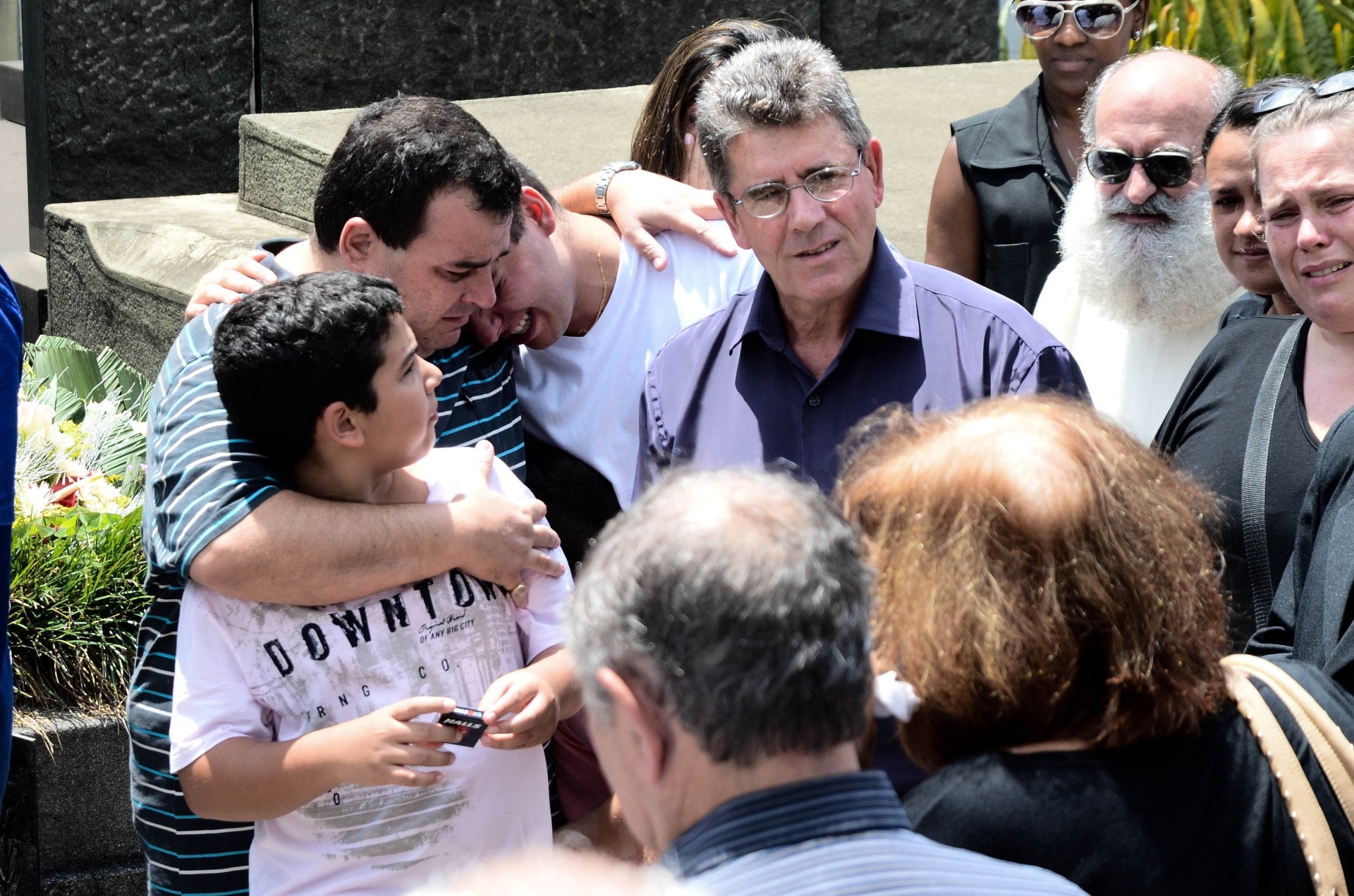 27.fev.2014 - Amigos e familiares de Ernesto Paulelli prestam as últimas homenagens no enterro do violonista em São Paulo - ADRIANO LIMA/AGÊNCIA O DIA/ESTADÃO CONTEÚDO