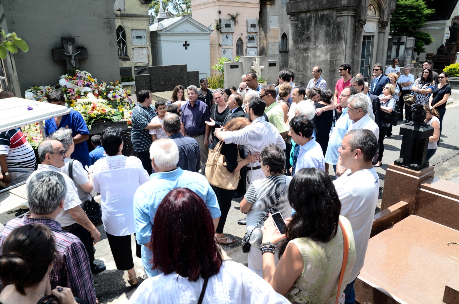 27.fev.2014 - Amigos e familiares de Ernesto Paulelli prestam as últimas homenagens no enterro do violonista em São Paulo - ADRIANO LIMA/AGÊNCIA O DIA/ESTADÃO CONTEÚDO