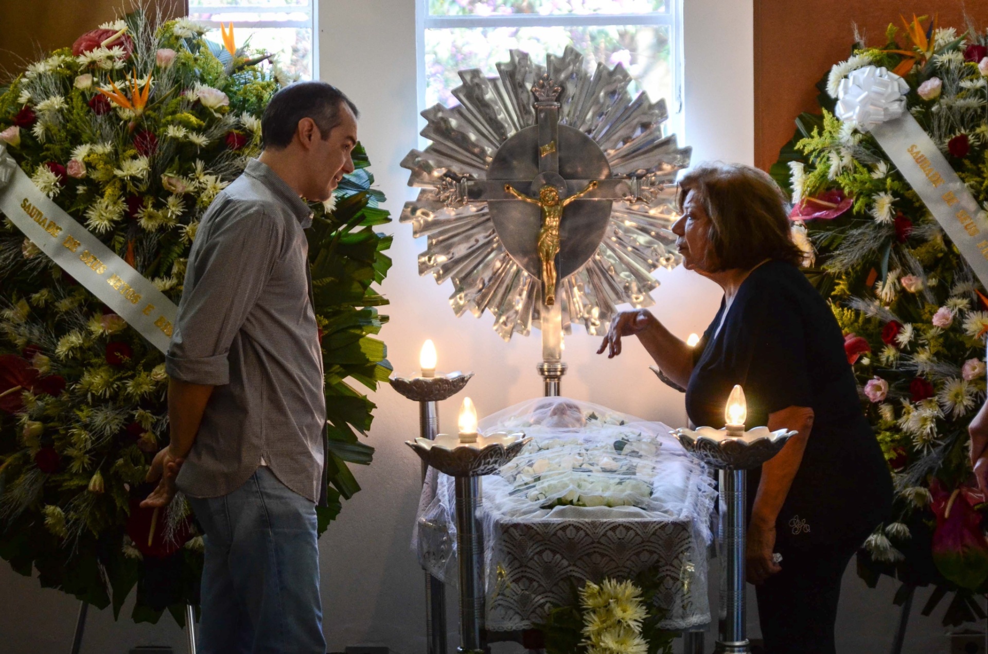27.fev.2014 - Amigos e familiares de Ernesto Paulelli prestam as últimas homenagens no enterro do violonista em São Paulo. Na imagem, Valéria Paulelli (à esq.), filha do músico - ADRIANO LIMA/AGÊNCIA O DIA/ESTADÃO CONTEÚDO