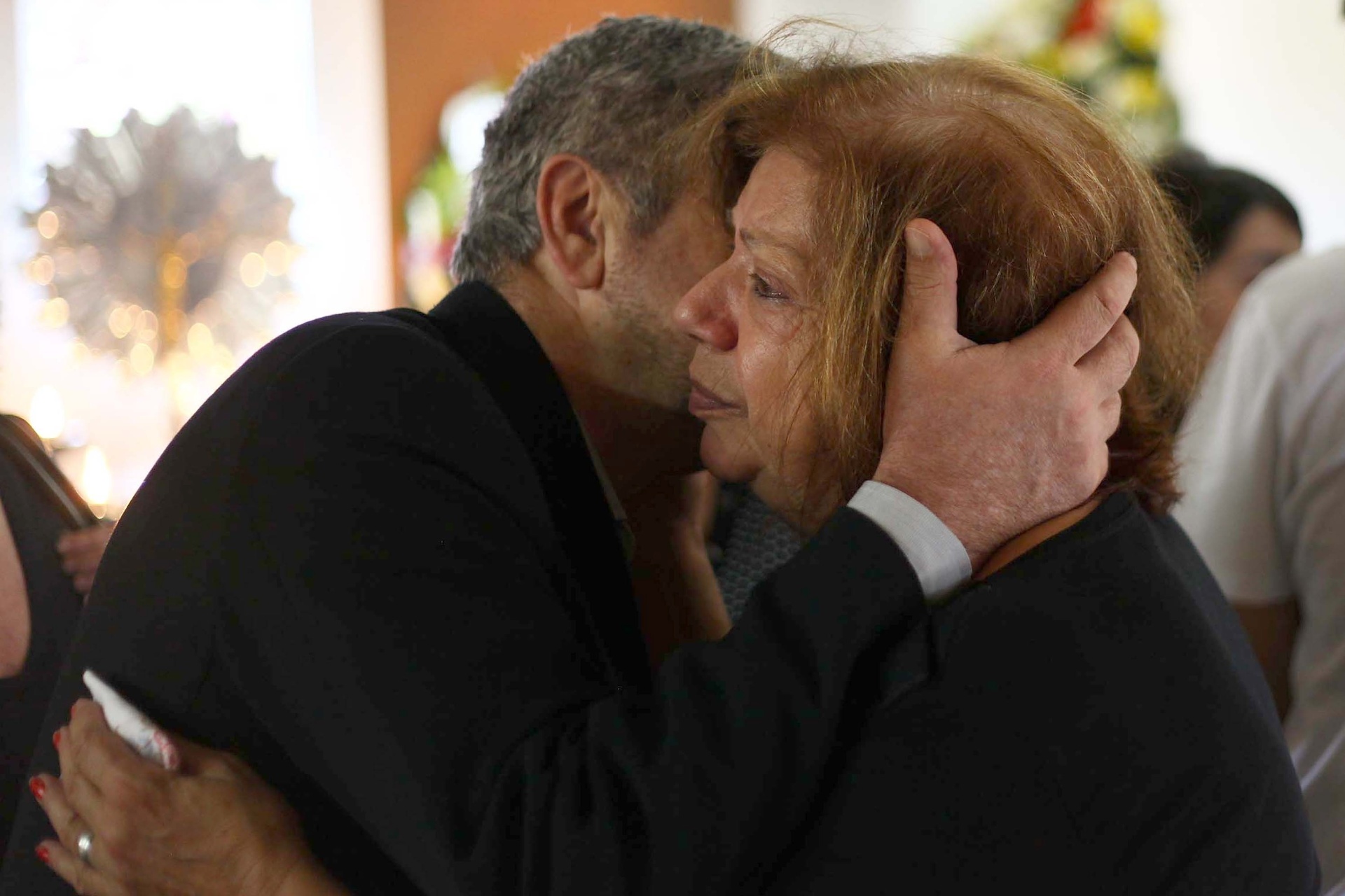 27.fev.2014 - Amigos e familiares de Ernesto Paulelli prestam as últimas homenagens no enterro do violonista em São Paulo. Na imagem, Valéria Paulelli (à esq.), filha do músico - ADRIANO LIMA/AGÊNCIA O DIA/ESTADÃO CONTEÚDO