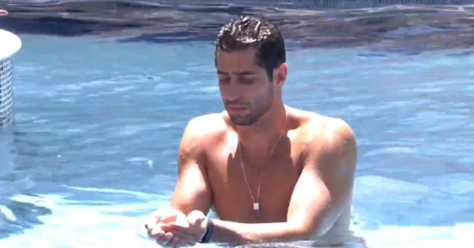 27.fev.2014 - Após prova, Marcelo mergulha na piscina