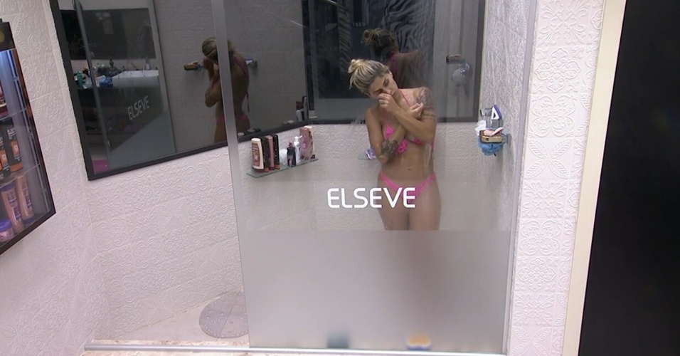 27.fev.2014 - Após prova, Vanessa toma banho