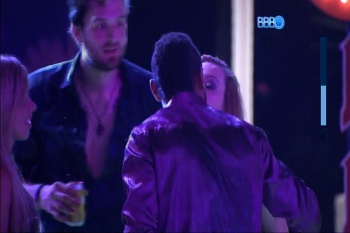 27.fev.2014 - Valter dá selinho em Aline durante brincadeira na Festa Vegas
