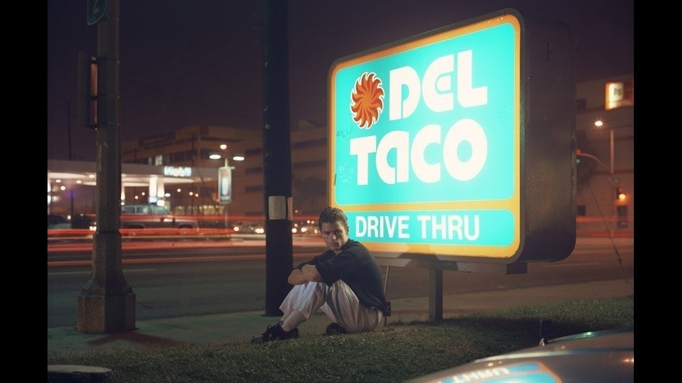 Foto faz parte da série "'Hustlers", do fotógrafo Philip-Lorca diCorcia - Spruth Magers, Berlim/Londres e David Zwirner, Nova York/Londres