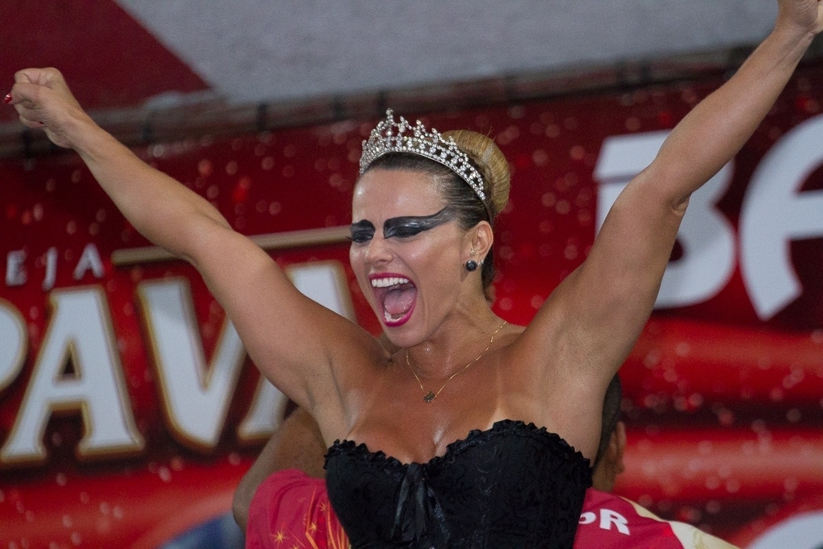 27.fev.2014 - Fantasiada de cisne negro, Viviane Araújo diverte-se no baile à fantasia do Salgueiro na quadra da escola, da qual é rainha de bateria