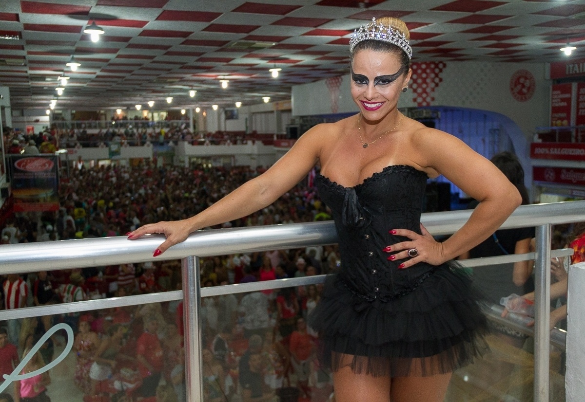 27.fev.2014 - Fantasiada de cisne negro, Viviane Araújo prestigia o baile à fantasia do Salgueiro na quadra da escola, da qual é rainha de bateria