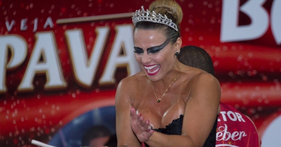27.fev.2014 - Fantasiada de cisne negro, Viviane Araújo prestigia o baile à fantasia do Salgueiro na quadra da escola, da qual é rainha de bateria