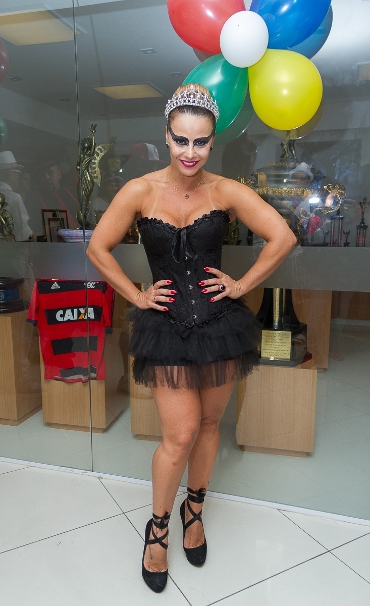 27.fev.2014 - Viviane Araújo se fantasia de cisne negro no baile à fantasia do Salgueiro