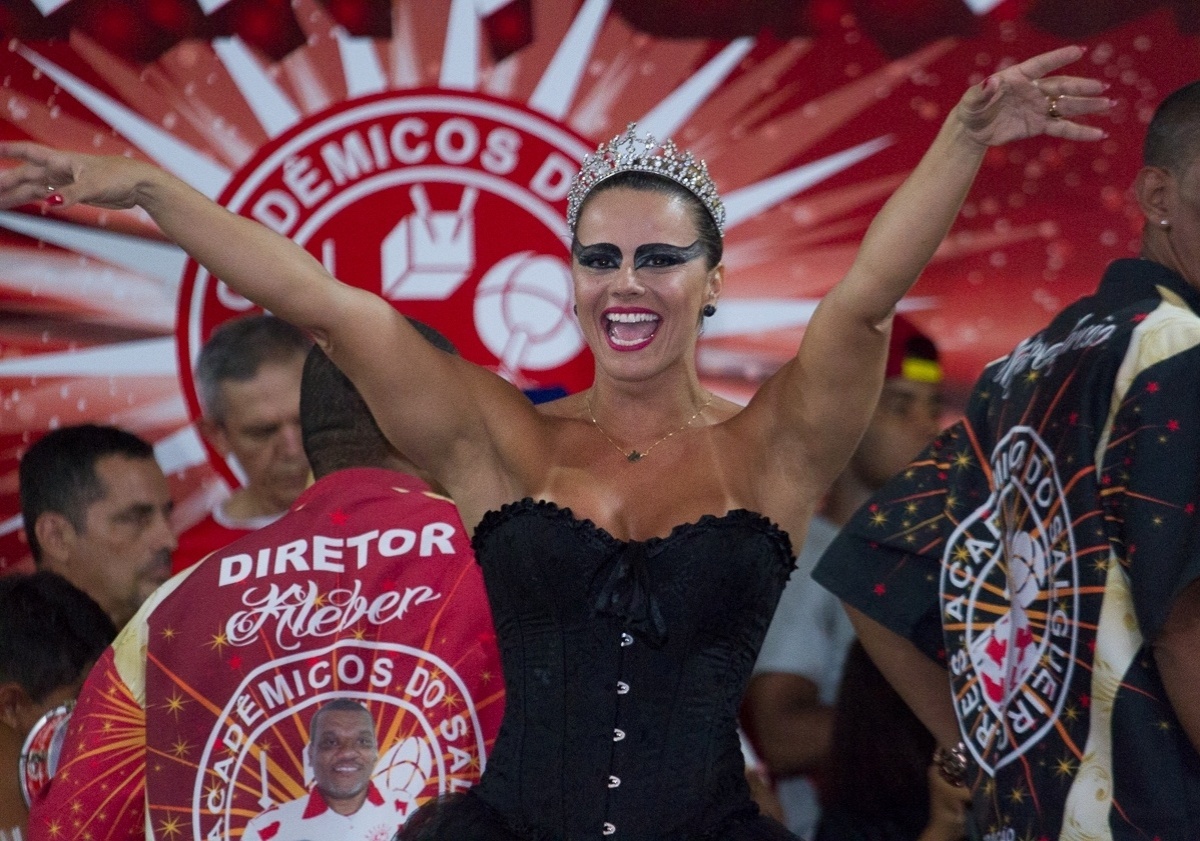 27.fev.2014 - Viviane Araújo se fantasia de cisne negro no baile à fantasia do Salgueiro, escola de samba da qual é rainha de bateria
